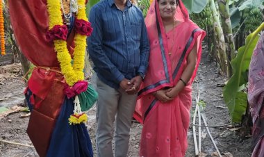 यशोगाथा/ जळकेच्या शेतकऱ्यातर्फे डीजेच्या तालावर केळी बागेची पूजा करून केली कापणी