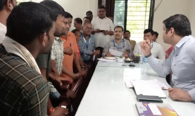 जिल्हाधिकाऱ्यांचा रावेरला जनता दरबार : तात्काळ समस्या सोडविण्याच्या अधिकाऱ्यांना सूचना