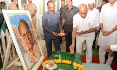 शरद पवार यांच्याकडून महानोर कुटुंबीयांची सांत्वनपर भेट