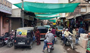 दखल : रावेरचे पोलीस निरीक्षक उतरले रस्त्यावर : बेशिस्त वाहतुकीवर पोलिसांनी उगारला दंडुका