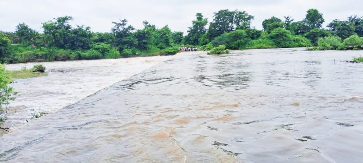 सुकी, भोकर नदीला पूर - अंदालवाडीतून व्यक्ती वाहून गेल्याची भीती : अभोड्याजवळील पूल वाहून गेल्याने वाहतुकीसाठी रस्ता बंद