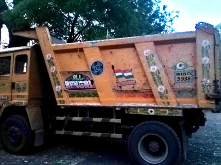 खेळखंडोबा : सेटलमेंटच्या प्रयत्नावर फिरले पाणी : पकडलेले डंपर अखेर कारवाईसाठी तहसील कार्यालयात जमा