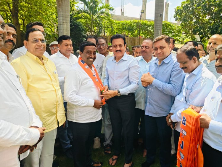 दसऱ्याच्या मुहूर्तावर रावेर बाजार समितीच्या तीन संचालकांसह सुमारे १०० कार्यकर्त्यांचा भाजपमध्ये प्रवेश