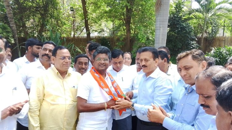 दसऱ्याच्या मुहूर्तावर रावेर बाजार समितीच्या तीन संचालकांसह सुमारे १०० कार्यकर्त्यांचा भाजपमध्ये प्रवेश