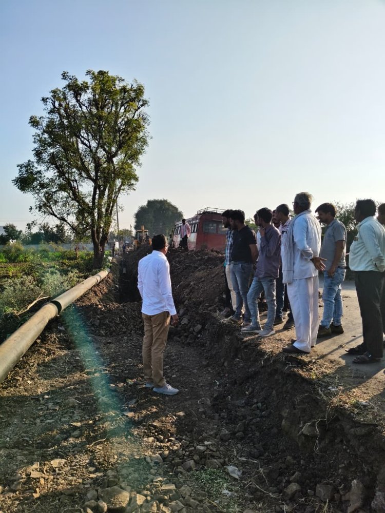 परवानगी नसतांना रस्त्याचे खोदकाम : ठेकेदाराचा मनमानी कारभार : नागरिकांनी काम पाडले बंद