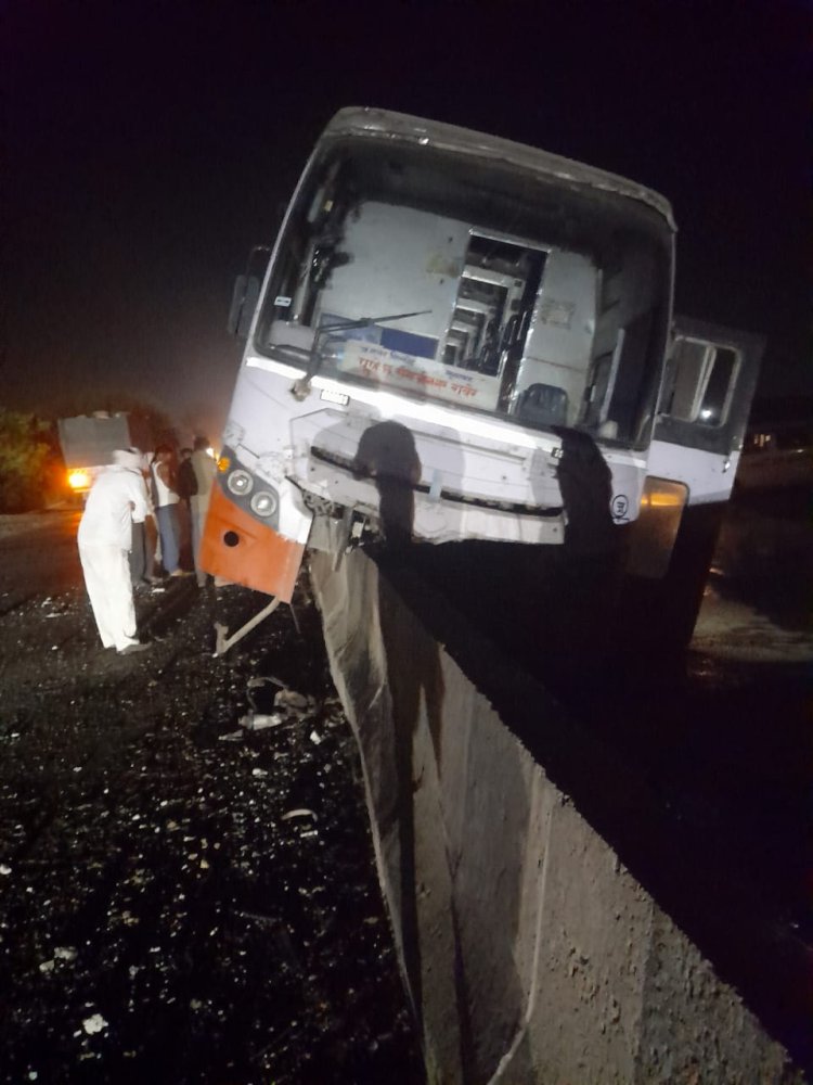 BREAKING : पुणे रावेर बसला फुलंब्री जवळ अपघात : 3 प्रवाशी जखमी : 22 प्रवाशी बचावले