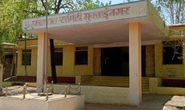 मुक्ताईनगर पंचायत समितीचा भोंगळ कारभार : वर्षापूर्वी बदली होऊनही तिघांना पदभार सोडवेना : नेमणूक झालेले तिघे अधिकारी वर्षभरापासून पदभाराविना