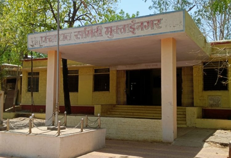 मुक्ताईनगर पंचायत समितीचा भोंगळ कारभार : वर्षापूर्वी बदली होऊनही तिघांना पदभार सोडवेना : नेमणूक झालेले तिघे अधिकारी वर्षभरापासून पदभाराविना